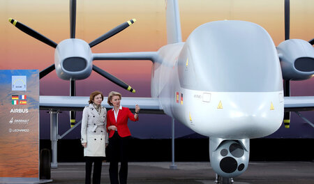 Kriegsministerin von der Leyen (CDU, r.) bewundert mit ihrer fra... Kriegsministerin von der Leyen (CDU, r.) bewundert mit ihrer fra...