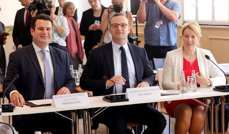 Wollen die Behebung des Pflegenotstands offenbar lieber auf die ... Wollen die Behebung des Pflegenotstands offenbar lieber auf die ...