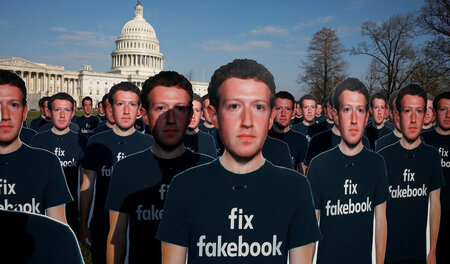 Pappkamerad und Facebook-Chef Mark Zuckerberg in hundertfacher A...