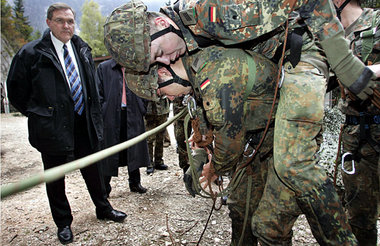 Jung stellt sich quer – simulierte Bergrettungsaktion der Gebirg...
