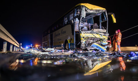 Verlängerte Lenkzeiten erhöhen das Unfallrisiko (Reisebus auf de...