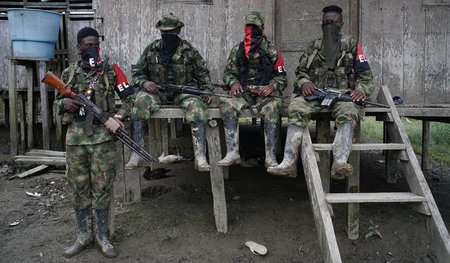 Kämpfer der ELN im August 2017 vor einem Haus am Fluss San Juan