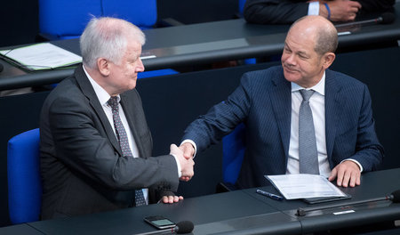 Freunde? Freunde! Innenminister Horst Seehofer (CSU, links) mit ...