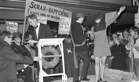 Den linken Kabaretts ging es vor allem um Aufklärung – »Schah-Ha...