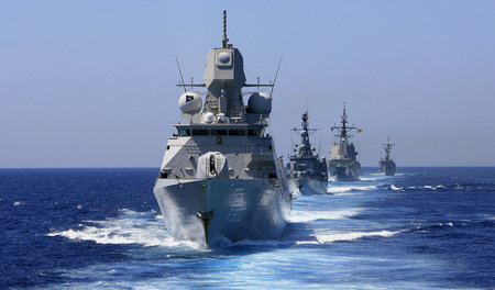 NATO-Kriegsschiffe vor der Bucht von Cádiz