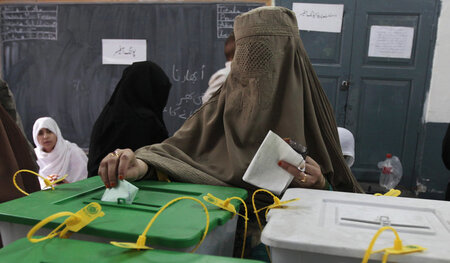 Teilnehmerinnen der Wahl zum Bundesparlament Pakistans 2013 in P...