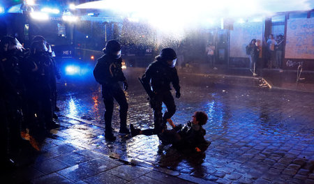 Gut dokumentiert und schlecht aufgearbeitet: Polizeigewalt währe...