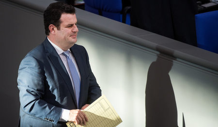 Geld für Rüstung statt gegen Armut: Hubertus Heil (SPD), Ministe...