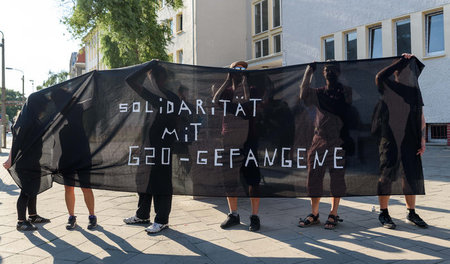 Ein halbes Dutzend Aktivisten hat am Donnerstag zur »Solidarität...