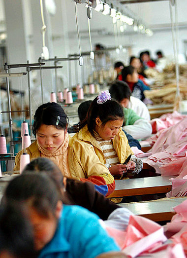 Alltag in Chinas Textilfabriken: Kein Urlaub, keine Rechte, 90-S... Alltag in Chinas Textilfabriken: Kein Urlaub, keine Rechte, 90-S...