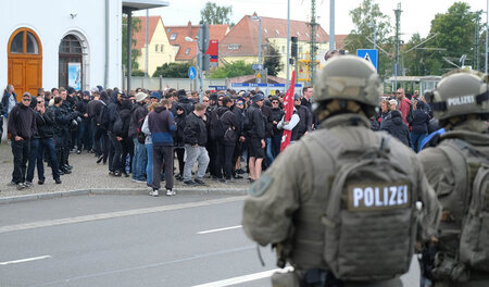 Antifademonstranten müssen sich schon mal von Polizeikräften in ...