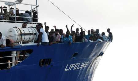 Gerettete Flüchtlinge am 21. Juni an Bord der »Lifeline«. Inzwis...