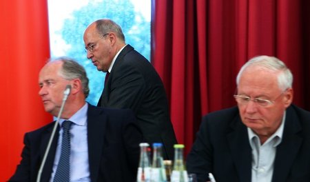Heiner Flassbeck (l.) als Gastredner bei einer Klausurtagung der...