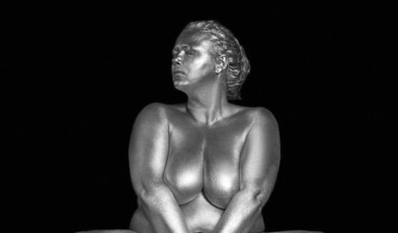 »Metallic Curves« – Daniela Mauer: »Re: Dick und schön!« »Metallic Curves« – Daniela Mauer: »Re: Dick und schön!«