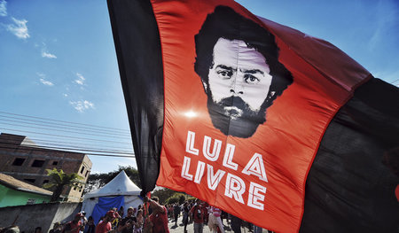 Freilassung verweigert: Vor dem Polizeigefängnis in Curitiba dem...