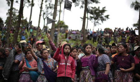 Protestierende Einwohner von San Juan Sacatepéquez demonstrieren... Protestierende Einwohner von San Juan Sacatepéquez demonstrieren...