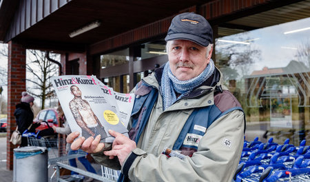 Einer von 500 Verkäufern mit der Februarausgabe von Hinz und Kun... Einer von 500 Verkäufern mit der Februarausgabe von Hinz und Kun...