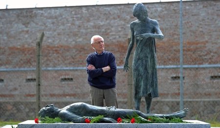 Ludwig Baumann am Denkmal für die Opfer der NS-Militärjustiz, da...