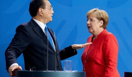 Hier kann man noch was lernen: Angela Merkel folgt den Ausführun... Hier kann man noch was lernen: Angela Merkel folgt den Ausführun...