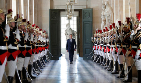 »Präsident der Reichen«: Emmanuel Macron am Montag im Schloss vo... »Präsident der Reichen«: Emmanuel Macron am Montag im Schloss vo...