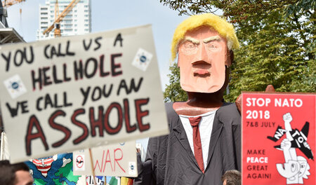 Protest gegen die NATO und US-Präsident Donald Trump am 7. Juli ... Protest gegen die NATO und US-Präsident Donald Trump am 7. Juli ...