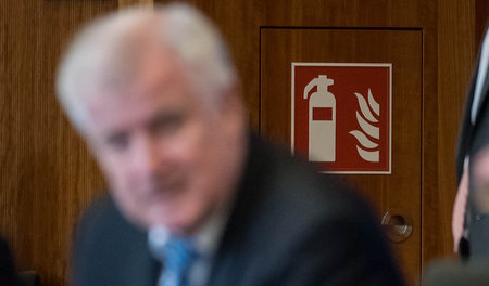 Feuerlöscher oder Brandbeschleuniger? Der Bundesinnenminister am... Feuerlöscher oder Brandbeschleuniger? Der Bundesinnenminister am...