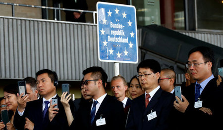 Mitglieder der chinesischen Delegation begutachteten am Dienstag... Mitglieder der chinesischen Delegation begutachteten am Dienstag...