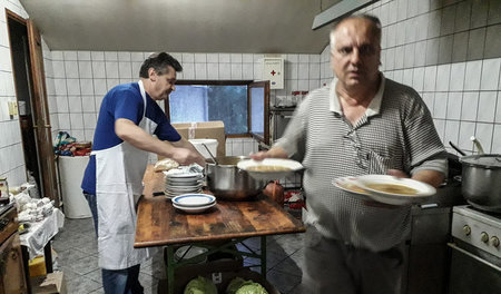 Essen für Flüchtlinge: Im Restraunt »Kod Latana« in Velika Kladu... Essen für Flüchtlinge: Im Restraunt »Kod Latana« in Velika Kladu...