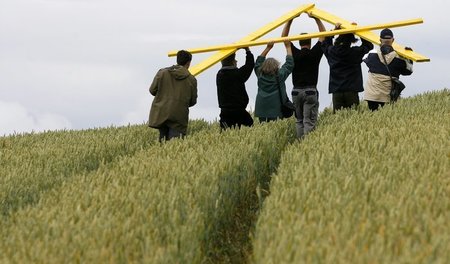 Das gelbe A ist das Wahrzeichen der Bürgerinitiativen, die sich ... Das gelbe A ist das Wahrzeichen der Bürgerinitiativen, die sich ...
