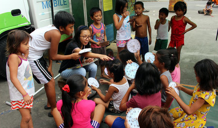 Die mobile Einheit der Virlanie-Stiftung macht Station im Slum D...