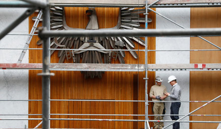 Arbeiter im Wiener Parlamentsgebäude. Geht es nach ihren Bossen,... Arbeiter im Wiener Parlamentsgebäude. Geht es nach ihren Bossen,...