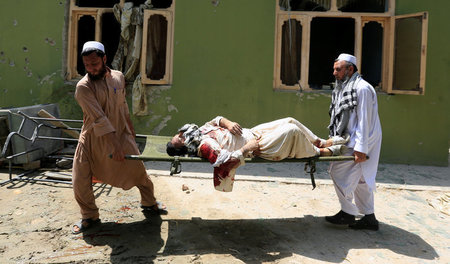 Retter bergen ein Opfer des Anschlags vom Mittwoch in der afghan... Retter bergen ein Opfer des Anschlags vom Mittwoch in der afghan...
