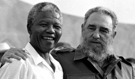 Freunde und Genossen: Nelson Mandela und Fidel Castro bei der Gr...