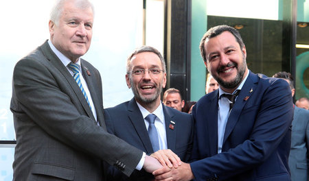 Hand in Hand gegen die Menschlichkeit: Horst Seehofer, Herbert K... Hand in Hand gegen die Menschlichkeit: Horst Seehofer, Herbert K...