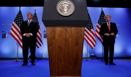 Falken spinnen im Hintergrund die Fäden: US-Außenminister Michae... Falken spinnen im Hintergrund die Fäden: US-Außenminister Michae...