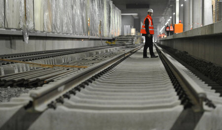 Schienen sind verlegt, nur Züge und Fahrgäste fehlen: Bahnhof Fl... Schienen sind verlegt, nur Züge und Fahrgäste fehlen: Bahnhof Fl...