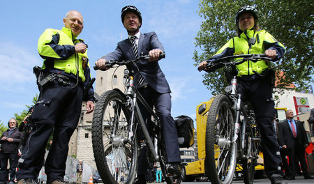 Sind die zu lieb? Zwei »Fahrradcops« und ein SPD-Innenminister a...