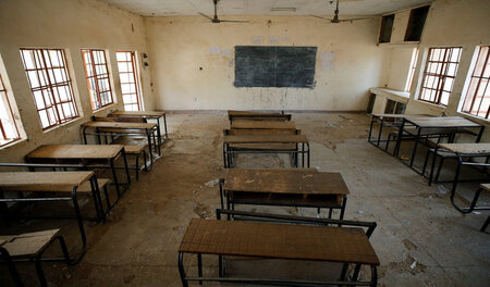 Leeres Klassenzimmer: Bänke in der Mädchenschule von Chibok in D...