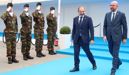 Der armenische Regierungschef Nikol Paschinjan (l.) mit seinem b...