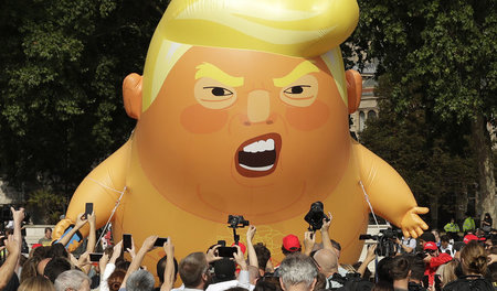 Sechs Meter hoch ist dieser Plastik-Trump in Windeln, der am Fre...