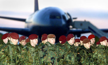 Auf in den Krieg – Bundeswehrsoldaten auf dem Flughafen Köln-Bon... Auf in den Krieg – Bundeswehrsoldaten auf dem Flughafen Köln-Bon...
