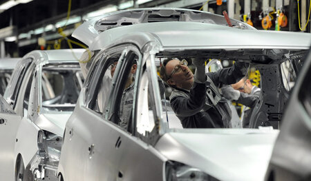 Arbeiter bei Opel in Bochum schrauben einen »Zafira« zusammen (1...