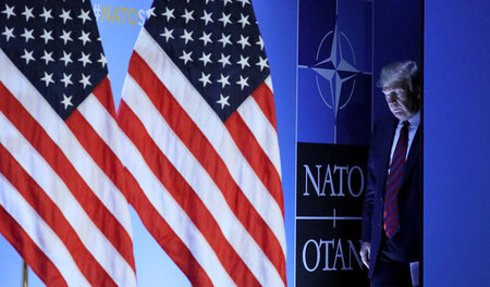 NATO-Gipfel in Brüssel: Donald Trump auf dem Weg zu einer Presse...
