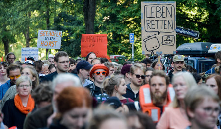 Seehofer schickt Flüchtlinge in den Tod (Proteste am Freitag in ...