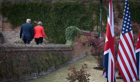 Donald Trump und Theresa May verlassen eine gemeinsame Pressekon...