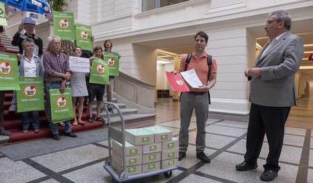 Das Sammeln hat sich gelohnt: Übergabe der Unterschriften an Ral...