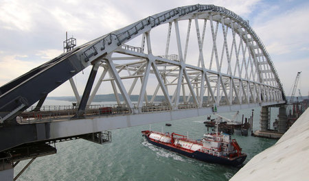 Eingriff in den Schiffsverkehr? Die im Mai 2018 eröffnete Brücke...