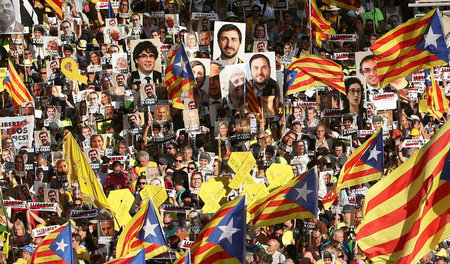 Rund 200.000 Menschen forderten am Samstag in Barcelona die Frei...