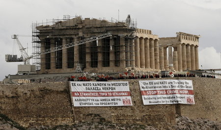 Protestaktion der KP Griechenlands 2015 an der Akropolis: »EU un...