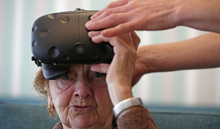 Ob die Kanzlerin auch mit »Virtual-Reality«-Brille durchs Pflege...